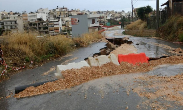 Κρήτη: Η κακοκαιρία έκοψε το δρομο στα δύο! (photos)
