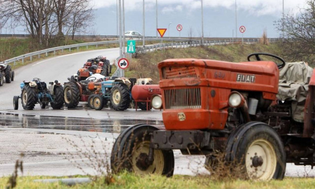 Ημαθία: Για τρίτη ημέρα παραμένουν στο μπλόκο της Κουλούρας οι αγρότες