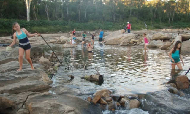 Κολυμπούσε στο ποτάμι όταν κατάλαβε ότι δεν ήταν μόνη - Δείτε και θα ανατριχιάσετε!