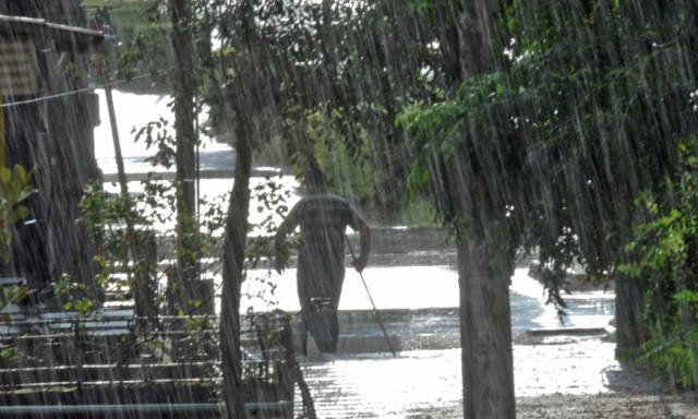 Υποχωρούν τα έντονα καιρικά φαινόμενα αλλά θα συνεχιστούν οι βροχές το Σαββατοκύριακο