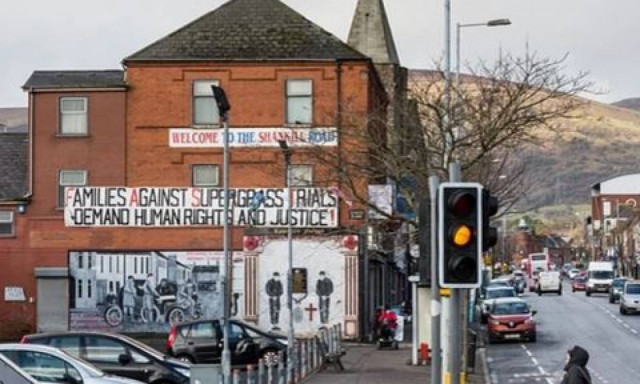 Γουρουνοκεφαλές με συνθήματα κατά του Ισλάμ βρέθηκαν έξω από εκκλησία του Μπέλφαστ