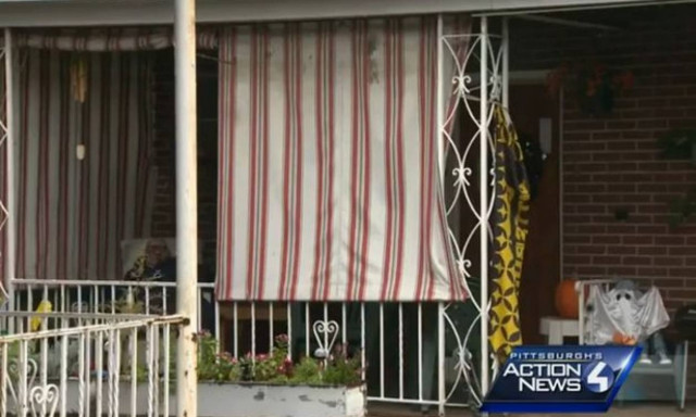 Γύρισε νωρίτερα σπίτι και έπιασε το σύζυγο να κάνει σεξ με ... ;