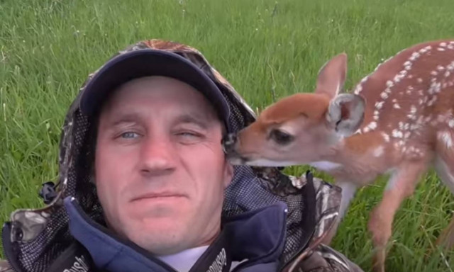 Έσωσε ελαφάκι από βέβαιο θάνατο και εκείνο ... (video)