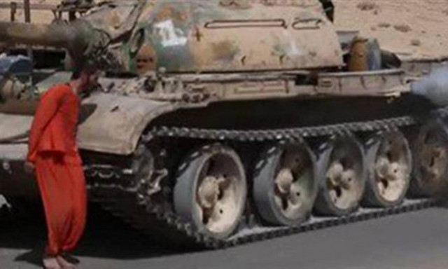 Φρικιαστικό video από τους τζιχαντιστές - Πατούν κρατούμενο με τανκ