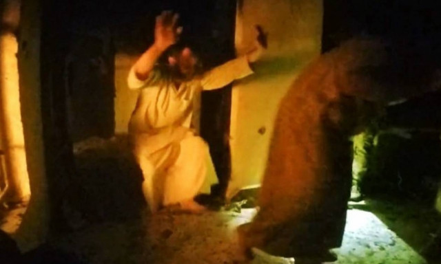 Ανατριχιαστικές μαρτυρίες για φρικιαστικά βασανιστήρια του ΙΚ στους ομήρους του (videos)