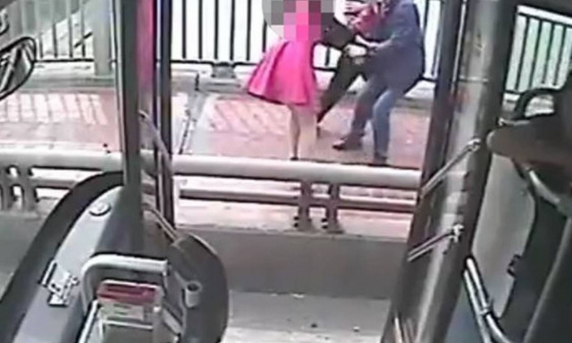 Συγκλονιστικό βίντεο: Οδηγός λεωφορείου σώζει γυναίκα λίγο πριν αυτοκτονήσει