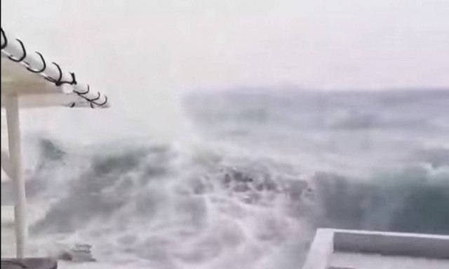 Μύκονος: Η στιγμή που τα κύματα «εξαφανίζουν» τη μικρή Βενετία