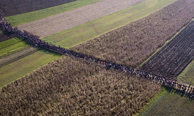 Βίντεο σοκ: Ανθρώπινο «ποτάμι» χιλιάδων προσφύγων διασχίζει την Ευρώπη