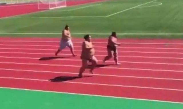 Το ατελείωτο… κατοστάρι τριών παλαιστών Σούμο! (video)