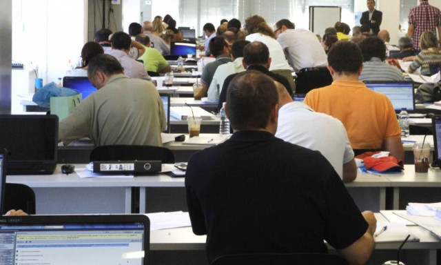 Ανατροπή: Στη «μέγγενη» και οι δημόσιοι υπαλληλοι - Τέλος η 35ετία για τη σύνταξη