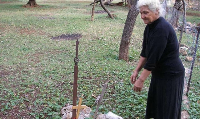 «Η Κυρά της Χειμάρρας» που επί 74 χρόνια φυλάει στην αυλή της έξι νεκρούς στρατιώτες (pics)