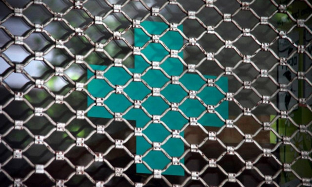 ΠΦΣ: Άνευ όρων παράδοση των φαρμακείων σε καρτέλ και off-shore