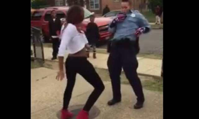 Ξετρελάθηκε ο Ομπάμα με... μονομαχία χορού ανάμεσα σε λευκή αστυνομικό μαυρή νεαρή (vid)