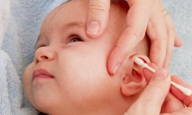 Πώς να καθαρίζετε με ασφάλεια τα αυτάκια των παιδιών