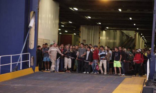Πάνω από 2.500 πρόσφυγες αποβιβάστηκαν και σήμερα στο λιμάνι του Πειραιά