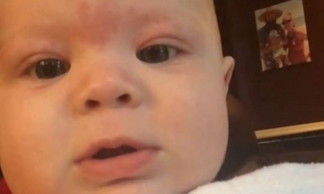 Αξιολάτρευτο: Μωρό 5 μηνών ανταγωνίζεται τα ουρλιαχτά των σκύλων! (βίντεο)