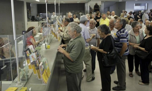 Πώς «εξαφανίστηκαν» 108 δισ. μετρητά και καταθέσεις - Στην αγορά κυκλοφορούν μόνο 26,9 δισ.