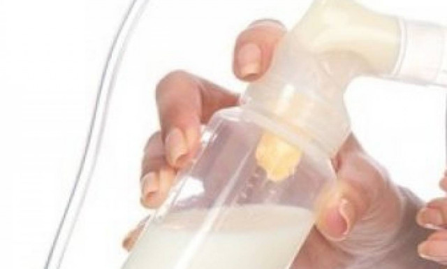 Έβγαλαν μαμά από το μπάνιο του αεροπλάνου ενώ είχε το θήλαστρο ακόμη στο στήθος