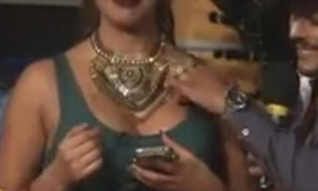 Απίστευτη σεξουαλική παρενόχληση παρουσιάστριας σε ζωντανή μετάδοση (video)