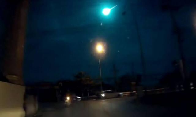 Τρόμος! Τεράστιος μετεωρίτης φώτισε τον ουρανό της Μπανγκόκ (video)