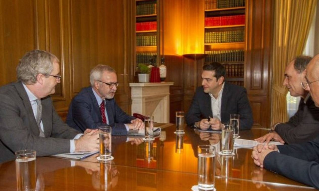 Ολόκληρώθηκε η συνάντηση Τσίπρα-Χόγιερ στο Μαξίμου