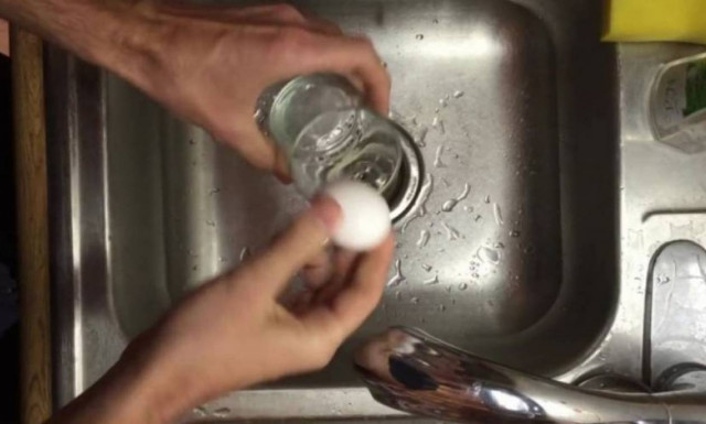 Καταπληκτικό: Βάζει αυγό σε ένα βάζο και το γεμίζει με νερό – Δείτε γιατί (video)