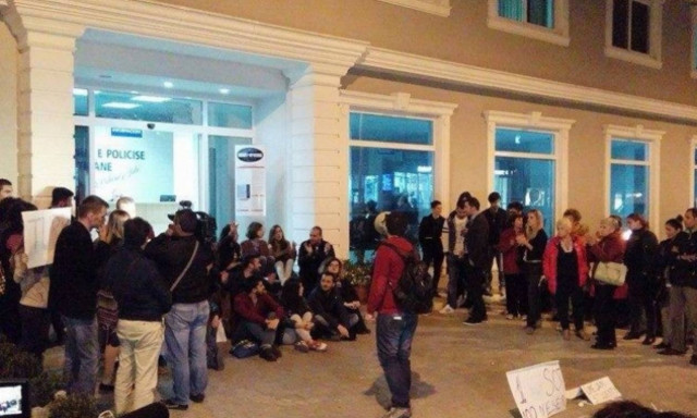 Φοιτητές στόλισαν με αβγά το αυτοκίνητο του Έντι Ράμα (vid)