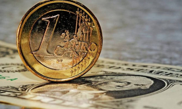 Οριακή πτώση του ευρώ