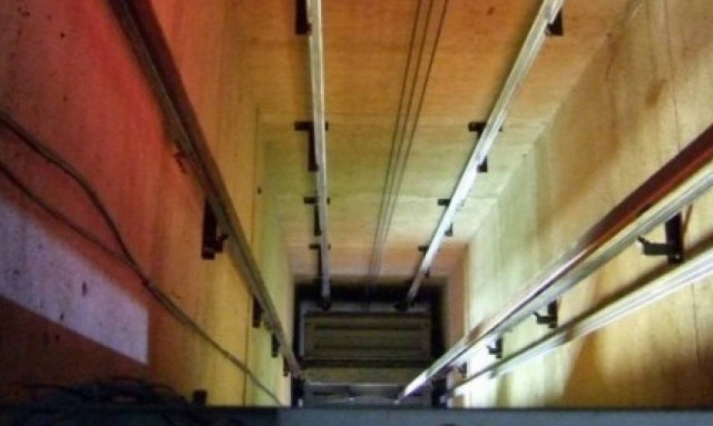 Σώθηκε από θαύμα... Άνοιξε την πόρτα του ασανσέρ και βρέθηκε στο κενό