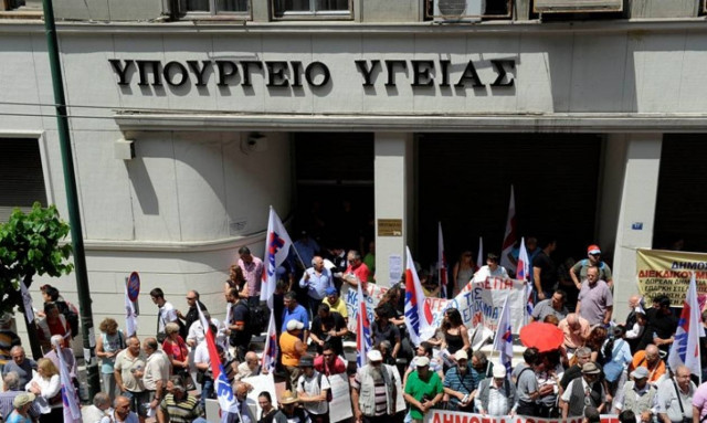 Διαμαρτυρία εργαζομένων σε «Ευαγγελισμό» και «Αττικόν» έξω από το υπουργείο Υγείας