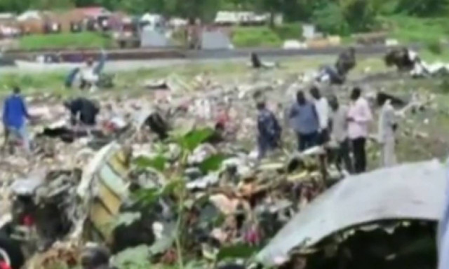 Νότιο Σουδάν: Οι πρώτες εικόνες από τη συντριβή του αεροσκάφους (vid)