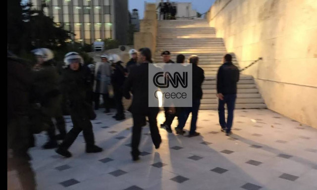 Επίθεση σε Κουμουτσάκο: Συγκλονιστικές φωτογραφίες από το cnn.gr