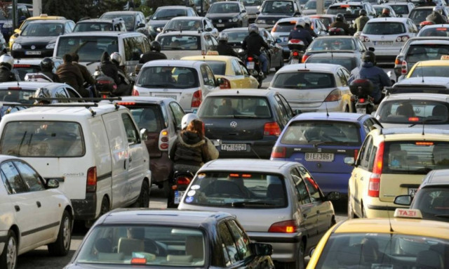 Tέλη κυκλοφορίας: Ποιος θα επιβαρυνθεί επιπλέον πληρώνοντας τη «λυπητερή»