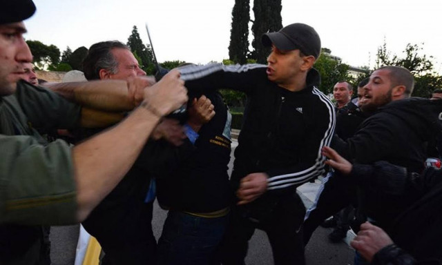 Καρέ – καρέ ο ξυλοδαρμός του Γ. Κουμουτσάκου (vid)