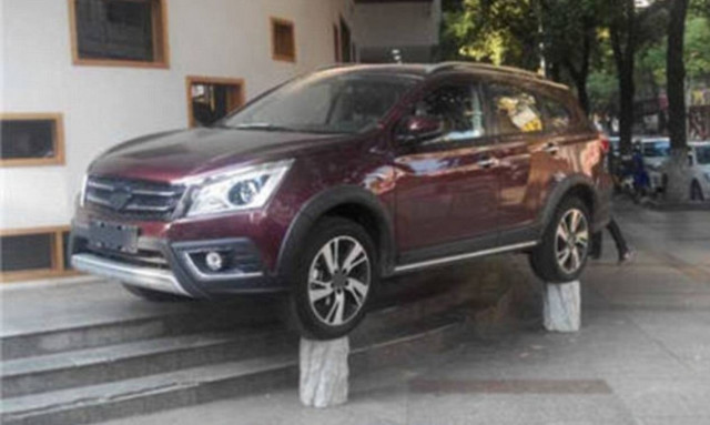 Απίστευτο: Δεν έβρισκε να παρκάρει και έκανε αυτό! (video)