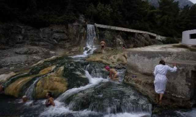 Συνελήφθη «ματάκιας» αστυνομικός στα λουτρά των Θερμοπυλών