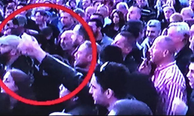 Αυτός είναι ο άνδρας που γρονθοκόπησε τον Κουμουτσάκο (photos)