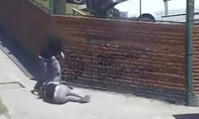 Γυναίκα ξυλοκοπήθηκε και κανείς δεν έδωσε σημασία (video)