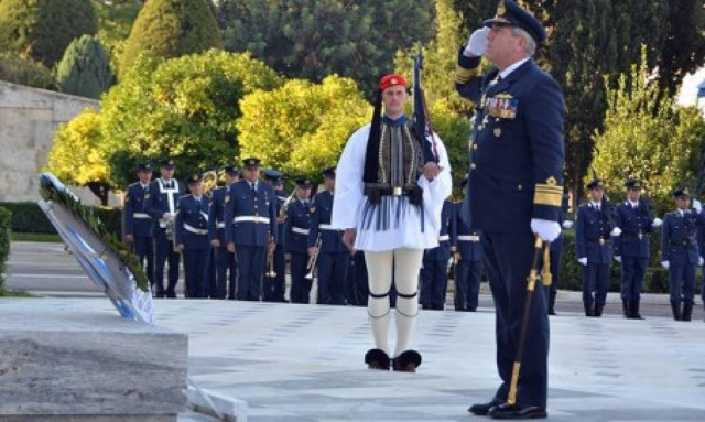Κατάθεση στεφάνου στο Μνημείο του Άγνωστου Στρατιώτη από τον Αρχηγό ΓΕΑ (pics)