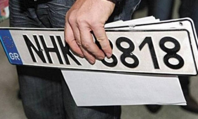 Η τροχαία Ελληνικού ξηλώνει πινακίδες για....τη σωτηρία του κράτους!