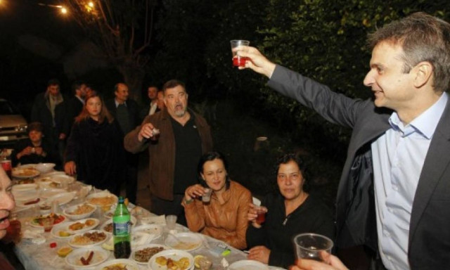 Ο Κυριάκος Μητσοτάκης σε... παραδοσιακό ρακοκάζανο στα Χανιά! (photos)