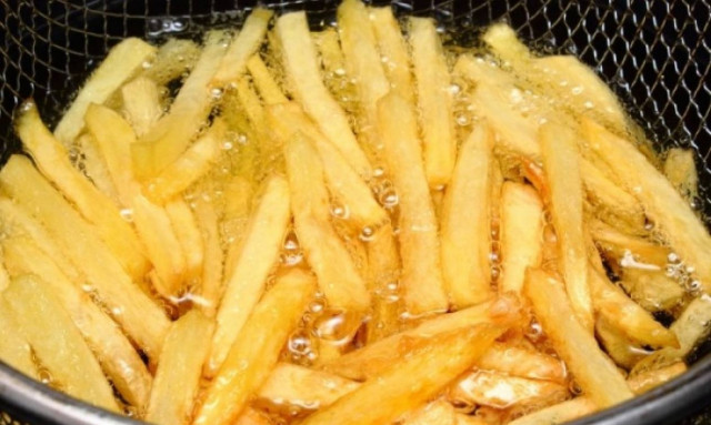 Επικίνδυνο τελικά το τηγάνισμα σε φυτικά έλαια; Νέα έρευνα κρούει τον κώδωνα του κινδύνου