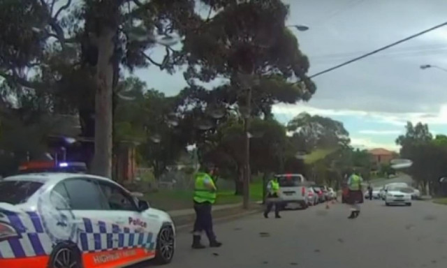 Μοτοσικλετιστής αγνόησε σήμα του αστυνομικού και εκείνος του πέταξε πινακίδα στο κεφάλι (vid)