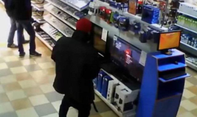 Αυνανιζόταν δημοσίως μπροστά σε...Playstation! (video)