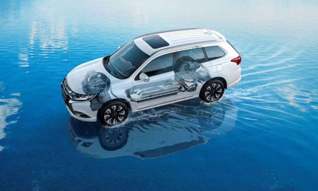 Mitsubishi : Το Outlander PHEV πρωταγωνιστής στην ΑΥΤΟΚΙΝΗΣΗ 2015