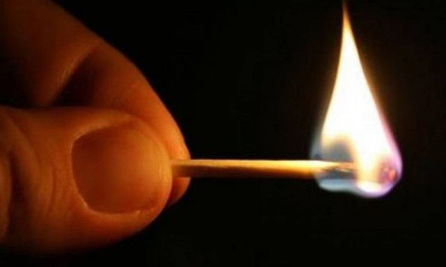 ΔΕΗ: Κόβει το ρεύμα σε 100.000 νοικοκυριά για απλήρωτους λογαριασμούς