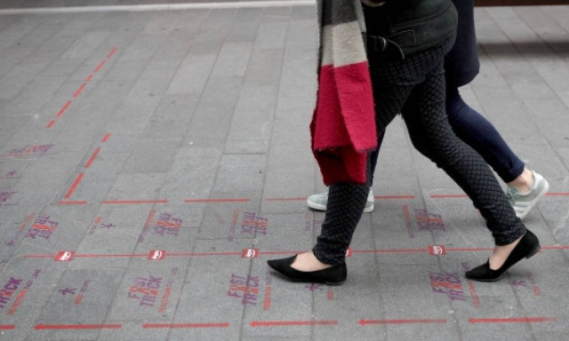 Στο μεταξύ στη Βρετανία καθιέρωσαν λωρίδα για «γρήγορους πεζούς»