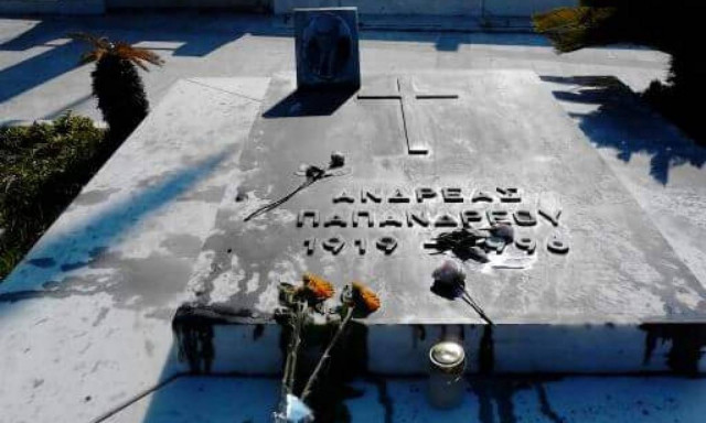 Άγνωστοι βεβήλωσαν τον τάφο του Ανδρέα Παπανδρέου