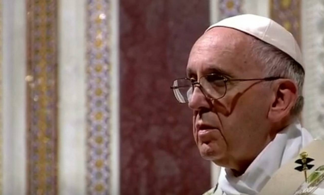 Ο πάπας Φραγκίσκος σκόνταψε και πάλι (video)