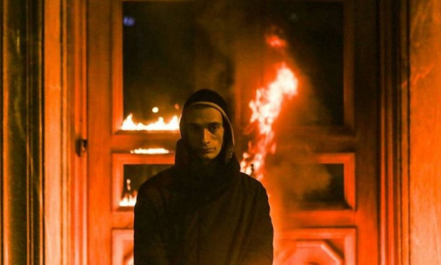 Ρωσία: Ο καλλιτέχνης που κάρφωσε τα γεννητικά του όργανα στην Κόκκινη Πλατεία «ξαναχτύπησε» (video)